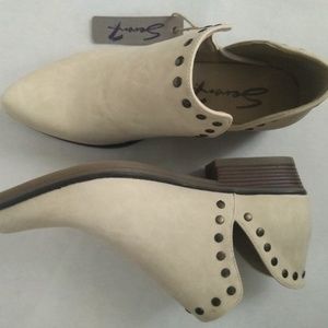 NWT Seven7 Antonio Studded Bootie WMNS Size 9 / Milk Cream Color